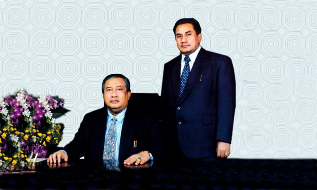 Bapak H. Achmad Moed'Har Syah (almarhum, duduk) dan Bapak H. Achmad Djauhar Arifin (almarhum, berdiri).